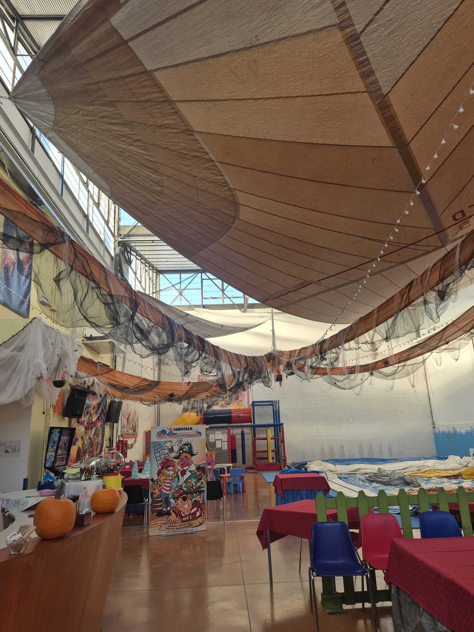 sala addobbata a tema halloween sala addobbata a tema halloween